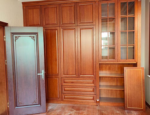 宁化中式家庭装修里定制的实木衣柜效果图